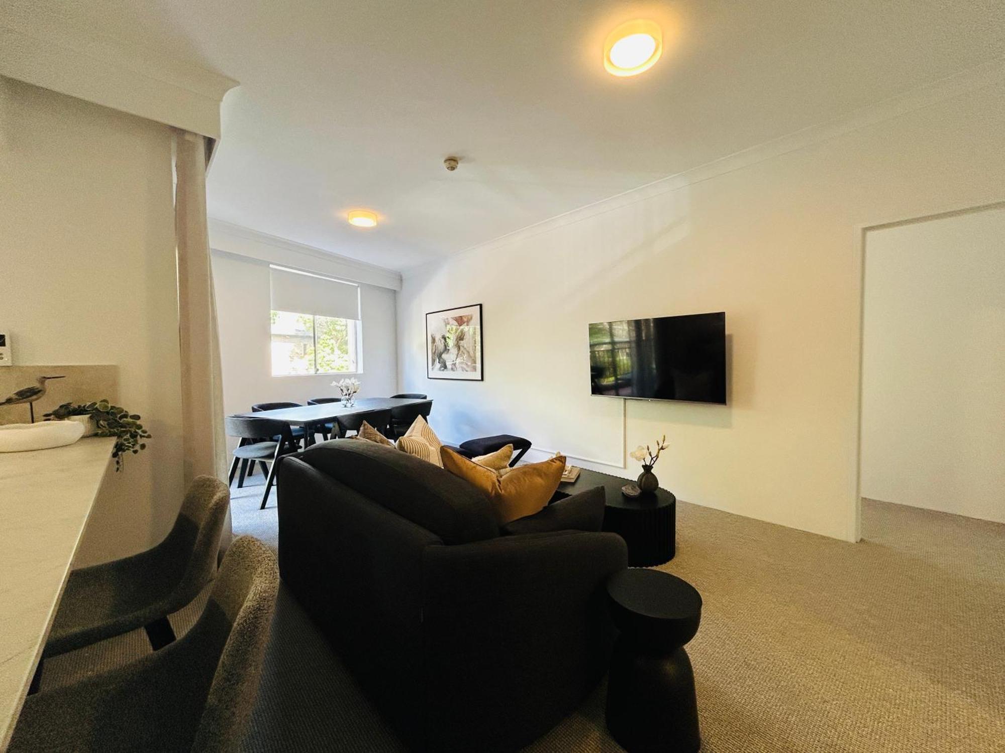 Kozyguru Camperdown Cozy 2-bed And Parking Apartment Sydney